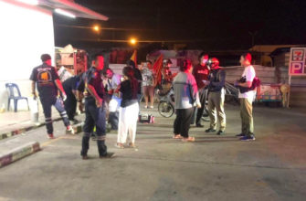 Спасатели готовятся доставить двух раненых в больницу после того, как член банды мотоциклистов бросил в них коктейль Молотова в Паттайе, Чонбури (Фото: Спасатели Паттайи).