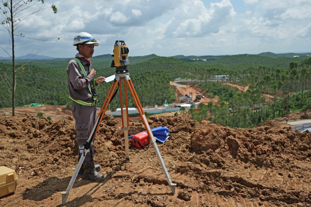 Рабочий использует оборудование на строительной площадке новой столицы в Пенаджам Пасер Утара, Восточный Калимантан, Индонезия (Фото Ассошиэйтед Пресс / Ахмад Ибрагим).