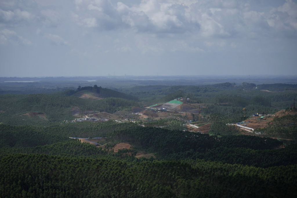 Строительная площадка новой столицы видна с холма в Пенаджам Пасер Утара, Восточный Калимантан, Индонезия (Фото Ассошиэйтед Пресс / Ахмад Ибрагим).