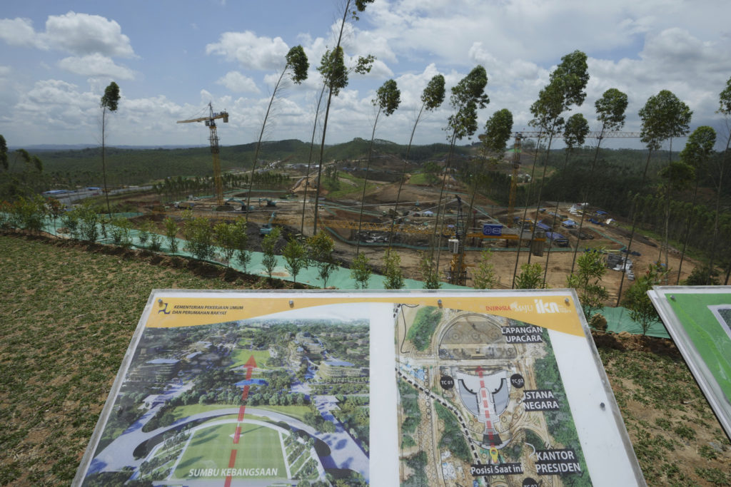 Цифровой рендеринг, показывающий планировку комплекса президентского дворца в новой столице, выставлен на строительной площадке в Пенаджам Пасер Утара, Восточный Калимантан, Индонезия (Фото Ассошиэйтед Пресс / Ахмад Ибрагим).