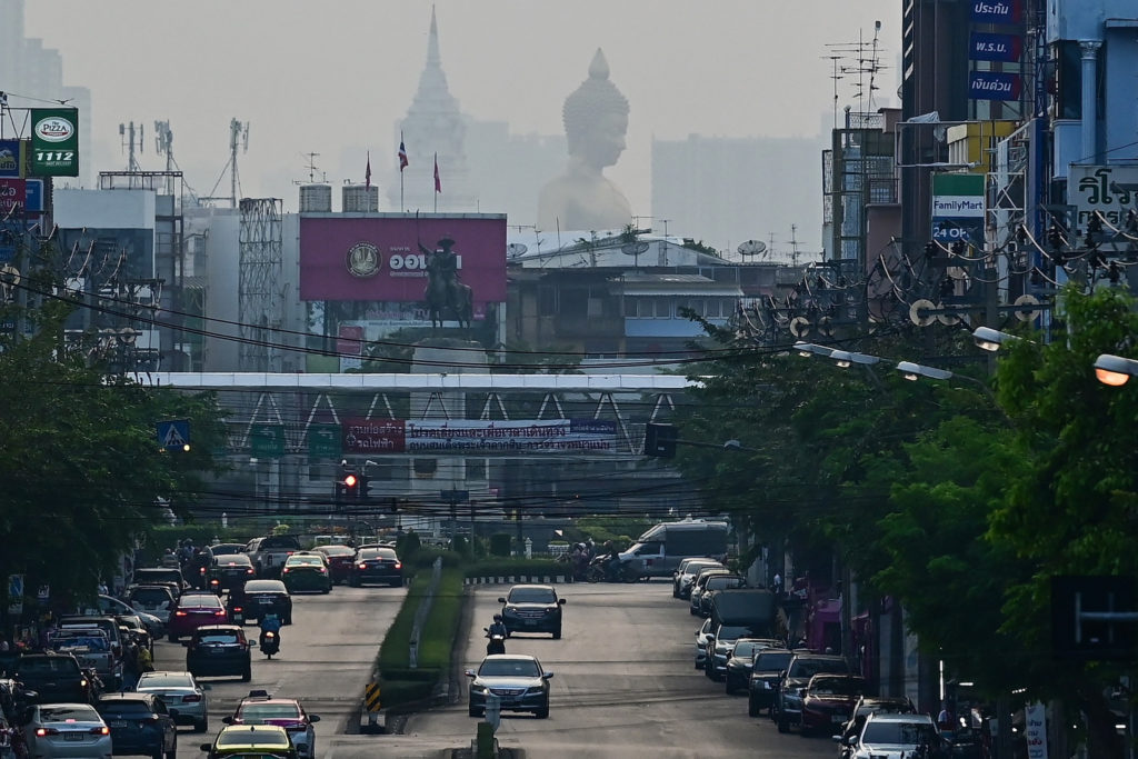 69-метровая статуя Будды в храме Пакнам Пхаси Чароен видна на фоне смога, вызванного загрязнением воздуха, в Бангкоке 7 марта (Фото: AFP).