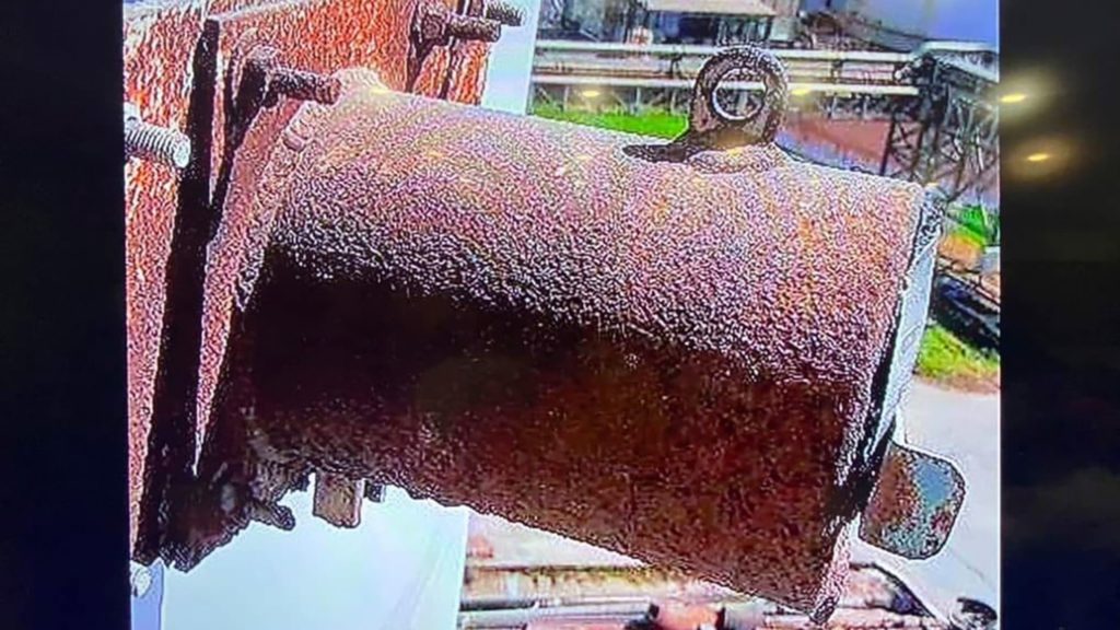 На фотографии, предоставленной Управлением по связям с общественностью провинции Прачинбури, показано, как выглядит пропавший радиоактивный цилиндр в виде части стальной трубы.