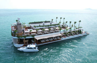 В трехуровневом пляжном клубе Yona Beach Club Phuket рестораны средиземноморской и японской кухни, 20-метровый бассейн с частными кабинками, морские лежаки, кабинки на террасе на закате и другие удобства. По словам операторов, клуб вмещает до 500 человек (Фото: Achadthaya Chuenniran)