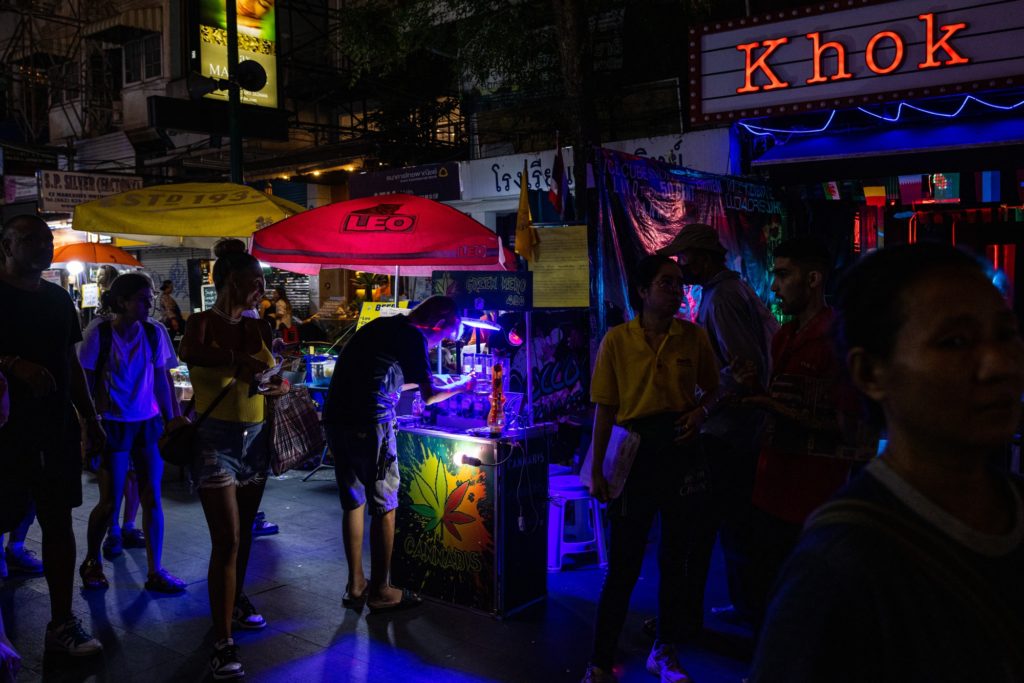 Уличный торговый лоток с марихуаной на улице Каосан в Бангкоке (Фото: Андре Малерба / Блумберг)