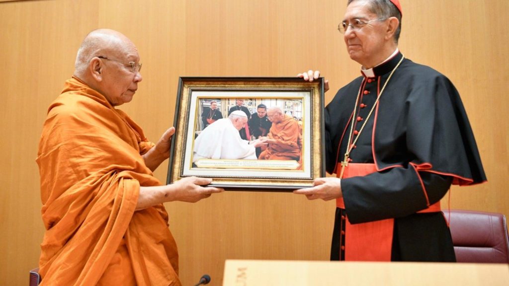 Преподобный Сомдет Пхра Махатхирачан с кардиналом Мигелем Анхелем Аюсо