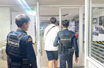 Представители городской администрации Паттайи сопроводили российского туриста в полицейский участок, где мужчина подал заявление на охранников гоу-гоу бара (фото: Чайот Пупаттанапонг)