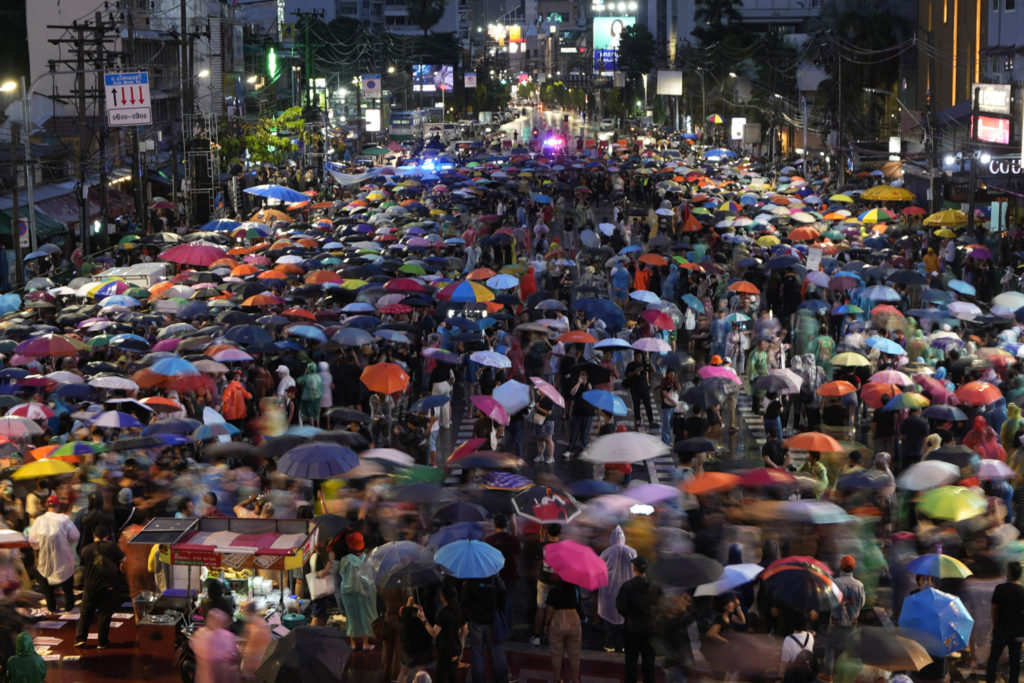 Протесты в Бангкоке: требование одобрить премьер-министра