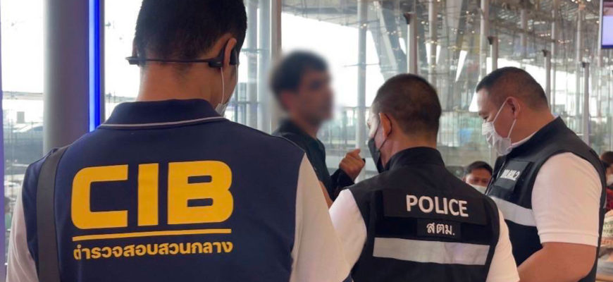Полиция арестовала 32-летнего узбека, идентифицированного только как Наврузбек, в аэропорту Суварнабхуми по обвинению в торговле людьми (Фото: Вассайос Нгамкхам)