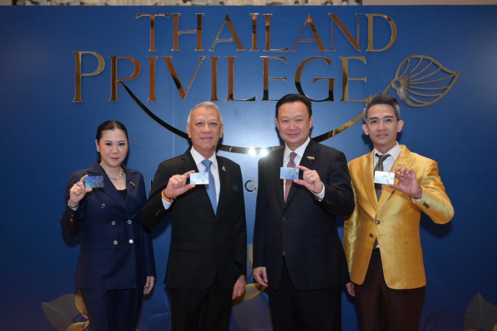 Глава Туристического управления Таиланда Ютасак Супасорн (справа в центре) оптимистично настроен, что программа привилегий в Таиланде останется конкурентоспособной, несмотря на повышение цен