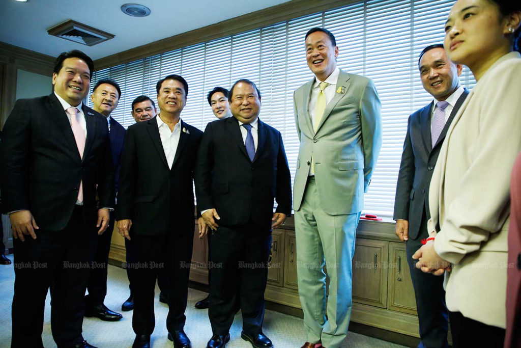 Премьер-министр Сретта Тависин (справа) встречается с руководителями восьми крупнейших авиакомпаний: Thai Airways, Thai Vietjet Air, Thai AirAsia, Thai AirAsia X, THAI Smile Airways, Bangkok Airways, Thai Lion Air и Nok Air (Фото: Вичан Чароенкиатпакул)