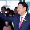 Бывший премьер-министр Таиланда Таксин Чинават машет рукой сторонникам в аэропорту Донмыанг в Бангкоке, Таиланд, 22 августа 2023 года