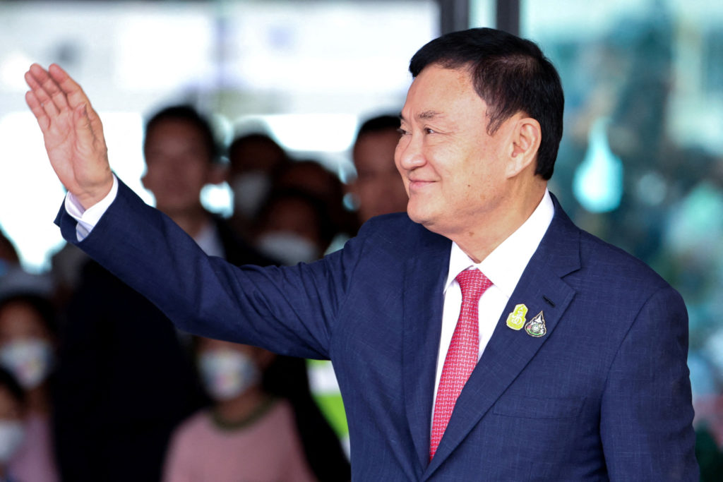 Бывший премьер-министр Таиланда Таксин Чинават машет рукой сторонникам в аэропорту Донмыанг в Бангкоке, Таиланд, 22 августа 2023 года