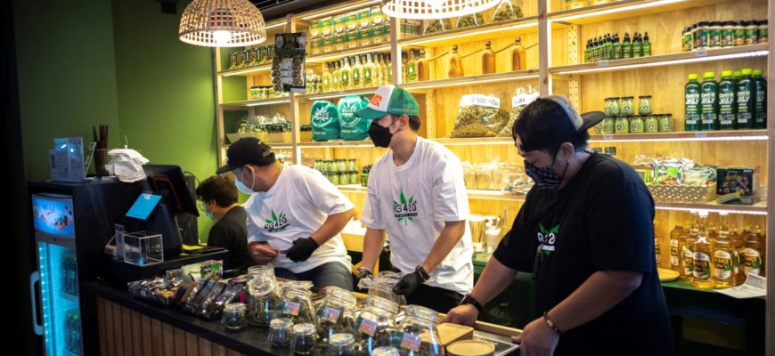 Магазин марихуаны на улице Каосан в Бангкоке
