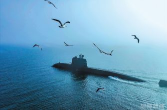Подводная лодка, входящая в состав флотилии подводных лодок Северного военного командования НОАК, движется в море во время учений в акватории Желтого моря