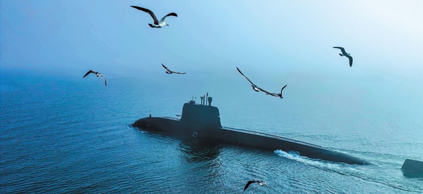 Подводная лодка, входящая в состав флотилии подводных лодок Северного военного командования НОАК, движется в море во время учений в акватории Желтого моря