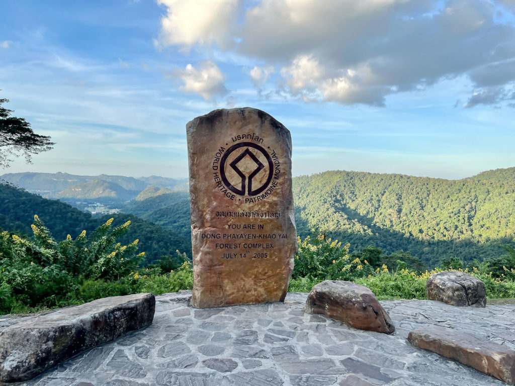 Знак на территории лесного комплекса Донгфаяйен — Кхауяй в национальном парке Кхауяй