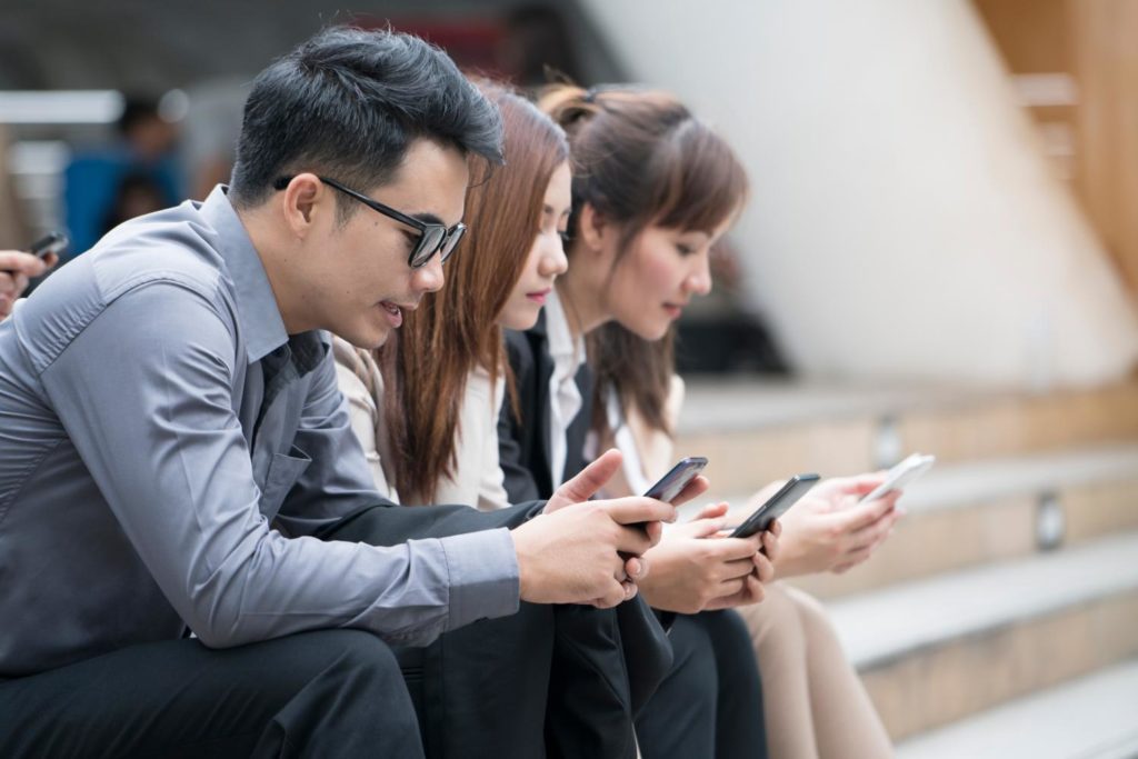 Таиланд занял второе место в регионе по количеству подключенных к Интернету телефонов: 86% тайцев проводят за мобильными телефонами не менее половины дня