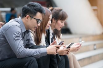 Таиланд занял второе место в регионе по количеству подключенных к Интернету телефонов: 86% тайцев проводят за мобильными телефонами не менее половины дня