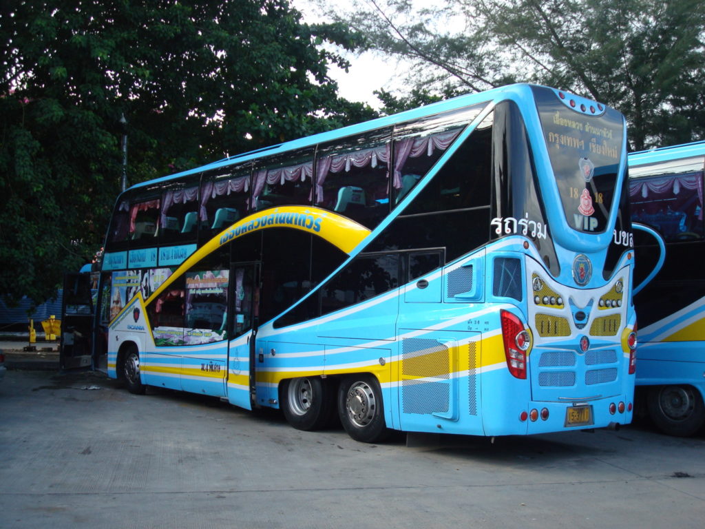Двухэтажные туристические автобусы в Таиланде славятся необычным дизайном, но безопасность пассажиров вызывает беспокойство