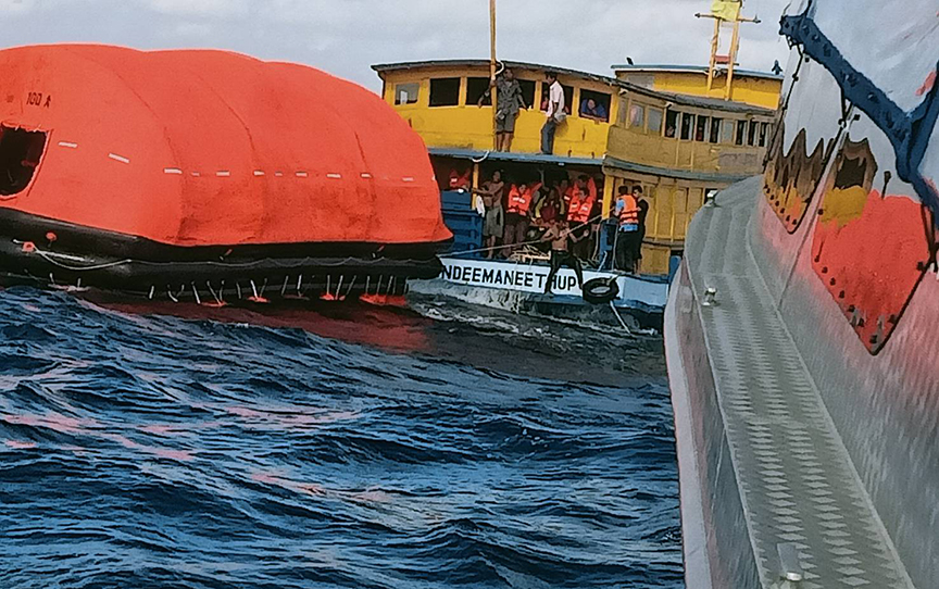 Иностранные туристы спасены с тонущего судна в Таиланде