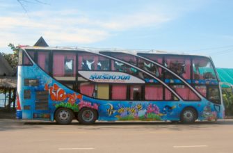 Двухэтажные туристические автобусы в Таиланде славятся необычным дизайном, но безопасность пассажиров вызывает беспокойство