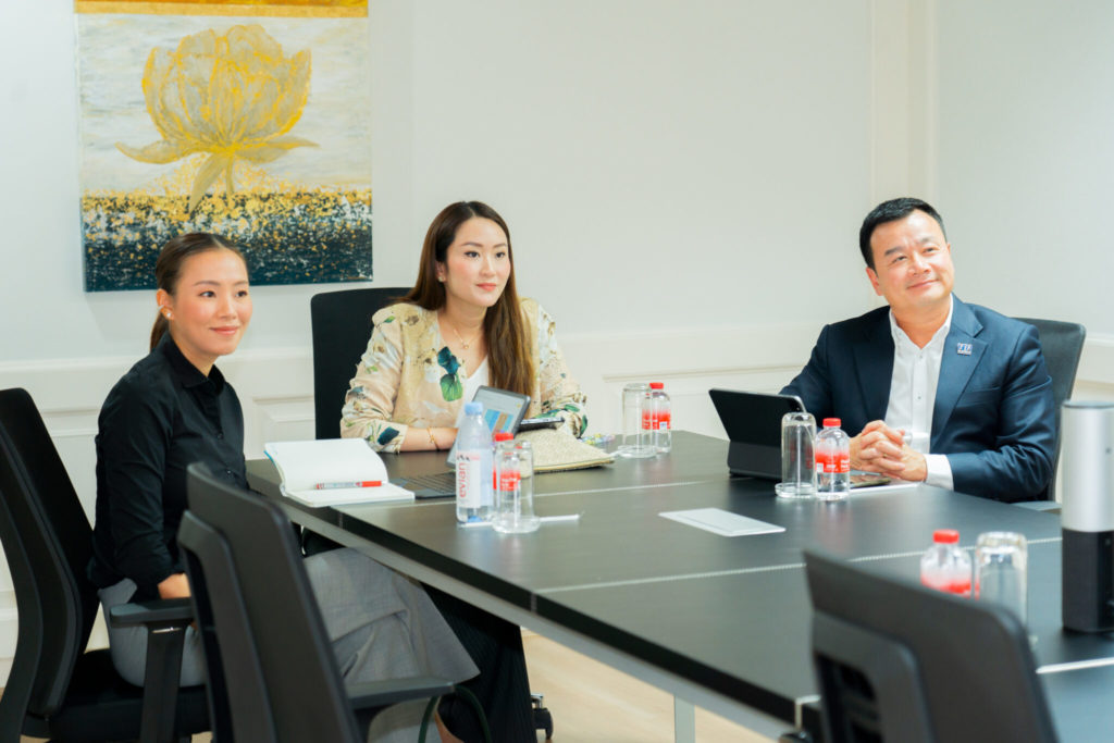 Медведев пригласил тайцев посетить форум БРИКС в России