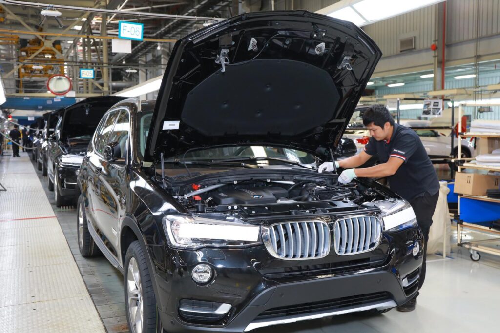 Инженер работает на сборочной линии на автомобильном заводе BMW