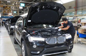 Инженер работает на сборочной линии на автомобильном заводе BMW
