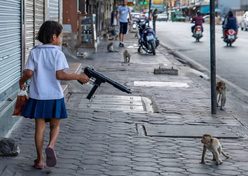 Дикие обезьяны терроризируют жителей Лопбури в Таиланде