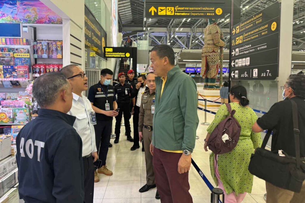 Премьер-министр Таиланда недоволен очередями в аэропорту