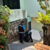 Полиция осматривает дом, где найдено тело российского мужчины