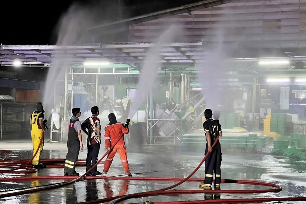 Спасатели распыляют воду, чтобы сдержать утечку аммиака на фабрике по производству льда в районе Бангламунг провинции Чонбури