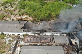 Вид с воздуха на разрушения после пожара на складе промышленных отходов в Районге (фото: Ассоциация реагирования на стихийные бедствия Таиланда)