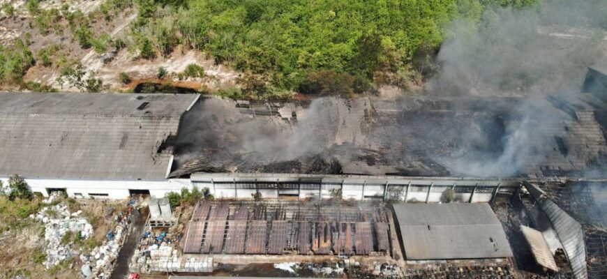 Вид с воздуха на разрушения после пожара на складе промышленных отходов в Районге (фото: Ассоциация реагирования на стихийные бедствия Таиланда)