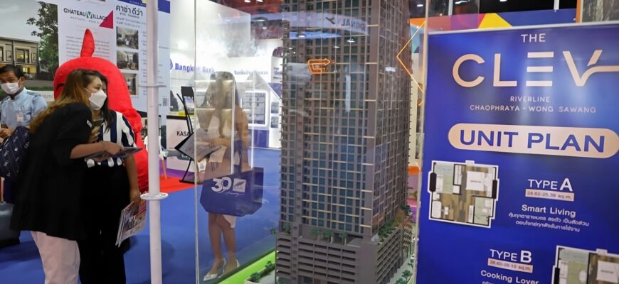 Модель кондоминиума демонстрируется на ярмарке недвижимости, прошедшей в Национальном конференц-центре имени королевы Сирикит