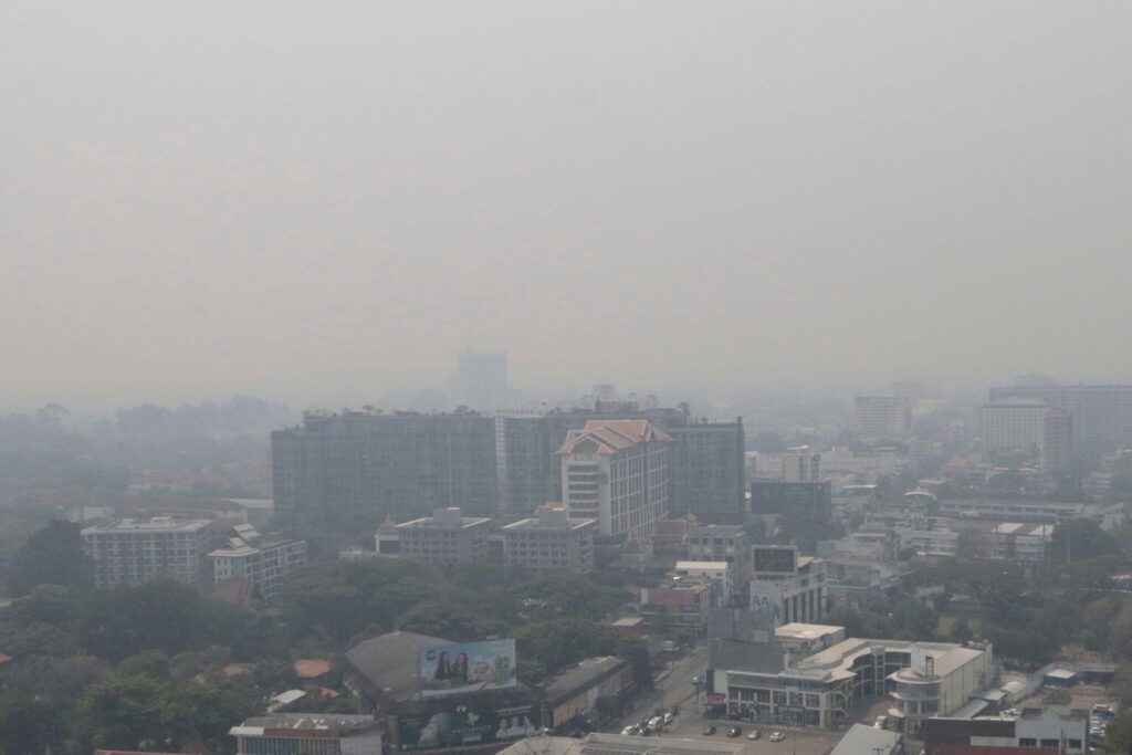 Чиангмай вернул звание города с самым грязным воздухом в 9:20 утра, когда уровень мелкодисперсной пыли составил 203 микрограмма на кубический метр