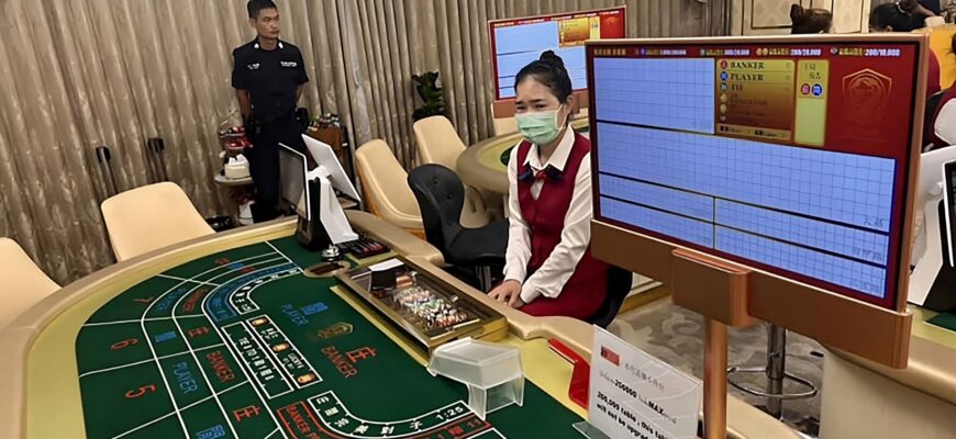 Крупье ожидает игроков в нелегальном казино в провинции Нонтхабури (фото предоставлено Иммиграционным бюро)