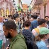 Туристы толпятся в старом городе Пхукета, любимом иностранными туристами из Европы и России, приезжающими на курортный остров за теплой погодой