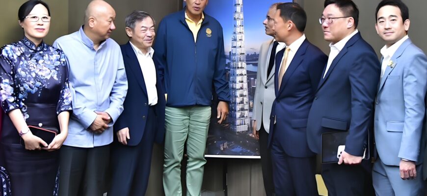 Премьер-министр Сеттха Тхависин демонстрирует иллюстрацию предлагаемой супервысокой башни в Бангкоке во время встречи с чиновниками и потенциальными инвесторами мегапроекта (фото: Сеттха Тхависин)