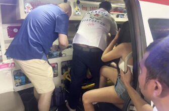 Ставшие свидетелем происшествия тайцы и иностранные туристы помогли донесли раненого британца до автомобиля скорой помощи