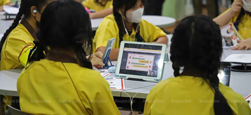 Ученики начальной школы Пхахолиотхин в бангкокском районе Донмыанг практикуют навыки английского языка в виртуальном классе, который удаленно ведет носитель языка (Фото: Варут Хируньятеб)