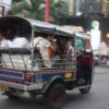 Туристы едут на тук-туке в районе перекрестка Ратчапрасонг (фото: Сомчай Пумлар)