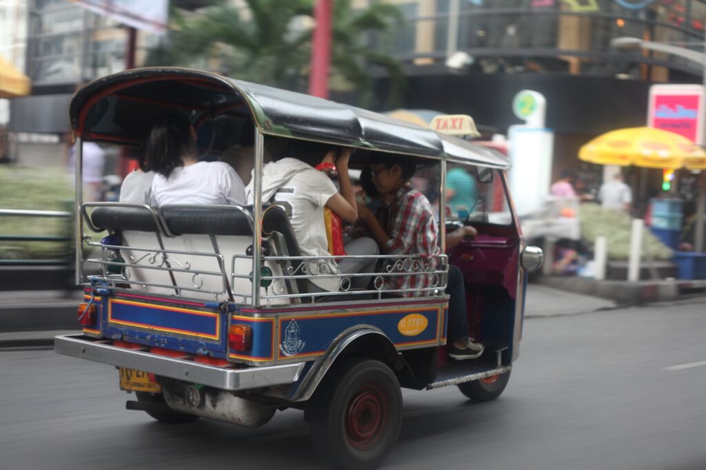 Туристы едут на тук-туке в районе перекрестка Ратчапрасонг (фото: Сомчай Пумлар)