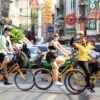 Туристы во главе с тайским гидом совершают велосипедную прогулку по Чайнатауну и району Сампхенг в Бангкоке (фото: Апичарт Джинакул)