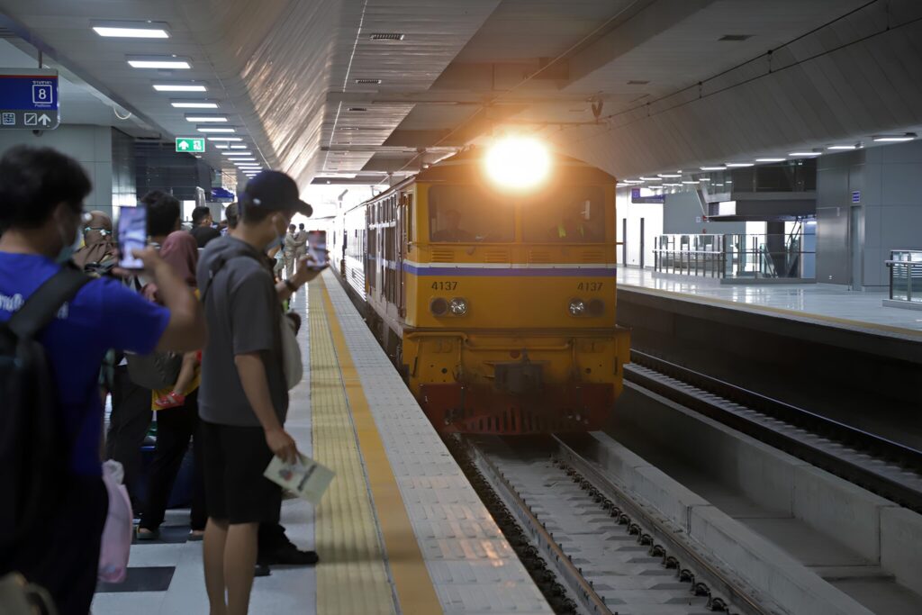 Пассажиры ожидают посадки на поезд на станции Бангсы в Бангкоке