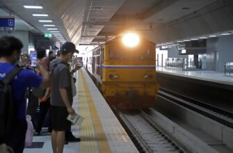 Пассажиры ожидают посадки на поезд на станции Бангсы в Бангкоке
