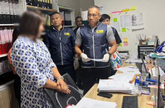 Полиция допрашивает тайскую женщину во время обыска в компании, подозреваемой в использовании тайцев в качестве номинантов для бизнеса на Пхукете (фото: Вассайос Нгамкхам).