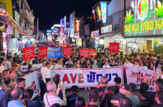 Предприниматели, лидеры общественности и жители города собрались у входа на знаменитую Уокинг-стрит, чтобы выразить протест против использования в СМИ терминов, характеризующих Паттайю как «город греха» и «рай для проституток»